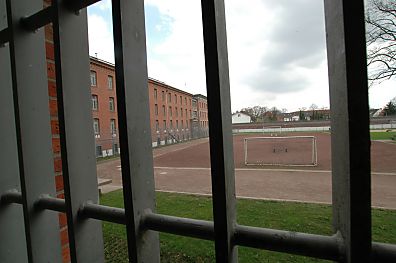 04_23346 Blick durch das Eisengitter auf den Fussballplatz der Strafanstalt Fuhlsbttel. 