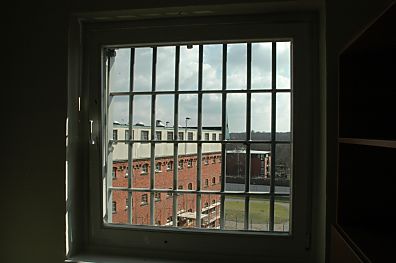 04_23347 Gefngnisfenster - Himmel mit Wolken.