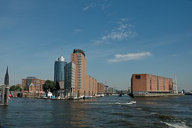 011_14692 Blick von der Elbe Richtung Sandtorhafen / Hafencity; lks. das Kehrwieder ( Hanseatic Trade Center / HtC ) re. der Kaispeicher A. 