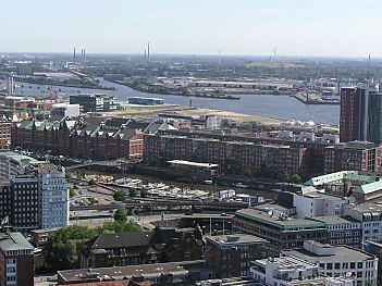 011_14694 Blick ber den Zollkanal zur Speicherstadt; im Hintergrund ist das noch brachliegende Hafengelnde an der Elbe zu erkennen.