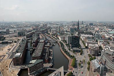 011_14695 Blick auf den Zollkanal (Bildmitte); re. die Hamburger Innenstadt, lks. vom Kanal die Lagerhuser der Speicherstadt und die Baustellen der Hamburger Hafencity.