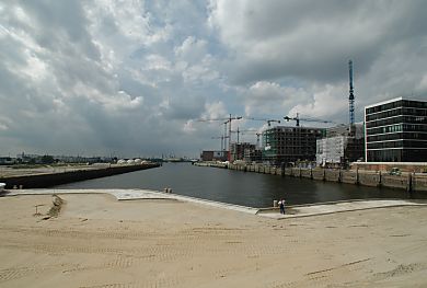 011_14701 Blick ber den Grasbrookhafen; rechts die Neubauten der Hafencity am Dalmannkai im Vordergrund sind die Marco Polo Terrassen in Bau