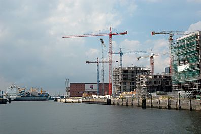 011_14702 Blick Richtung Elbe; ein Schiff verlsst den Hamburger Hafen; in der Bildmitte die zuknftige Elbphilharmonie im Kaispeicher A.