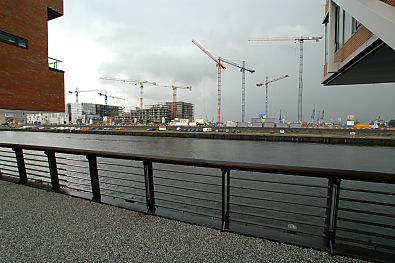 011_14716 Blick ber den Sandtorhafen zur Baustelle am Dalmannkai. 