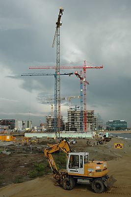 011_14719 AKrne und Bagger auf der Baustelle am Dalmannkai. 