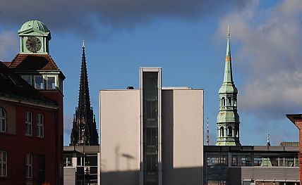 011_15231 Blick zum Gebude des Amt fr Strom- und Hafenbau ; der linke Teil steht unter Denkmalschutz, der mittlere Neubau wird abgerissen - lks. der Turm der Nikolaikirche, re. die St. Katharinenkirche.