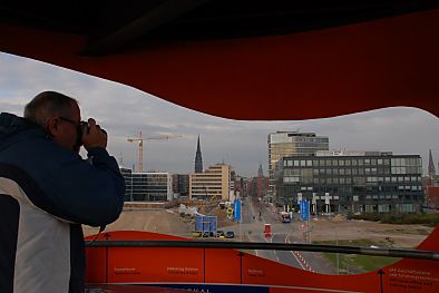 011_15233 der viewpoint, der am Elbufer mit Blick zur wachsenden Hafencity und dem cruise center steht ist ein beliebter Aussichtspunkt um von dort die Baustelle zu fotografieren - im Hintergrund der Blick zum Kibbelsteg.