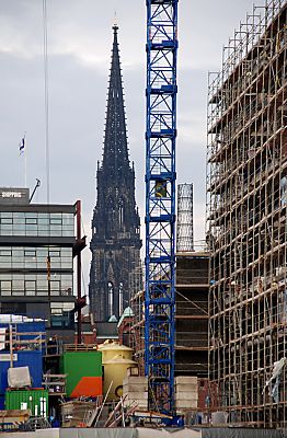 011_15234 Blick durch die Baustelle am Dalmannkai zum Turm der St. Nikolaikirche.