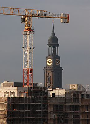 011_15235 der Michel als historisches Wahrzeichen   Hamburgs liegt hinter der grossen Baustelle der Hafencity in der Abendsonne.