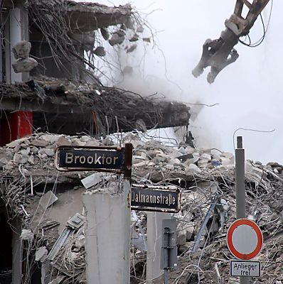 011_15308 das Verwaltungsgebude vom Hamburger Amt fr Strom- und Hafenbau steht im Areal vom zuknftigen berseequartier. Der Bau am Brooktor / Dalmannstrasse wird abgerissen, ein weiterer historischer Teil, der unter Denkmalschutz steht, bleibt bestehen. 