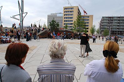 011_15735 - interessierte Blicke beobachten ein Tanzpaar bei einer Tangoveranstaltung auf den Magellan Terrassen der Hafencity.