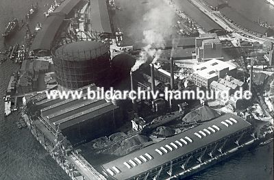 011_15766 - historische Luftaufnahme vom Hamburger Hafen / Gaswerke am Grasbrook ca. 1932; im Vorder- grund die Kohlenlager und Krne. Im linken Hintergrund liegen Schiffe am Strandkai an der Elbe; in der oberen Bildmitte der Grasbrookhafen, lks. der Hbenerkai, rechts der Dalmannkai mit seinen Lagerschuppen - ganz rechts ein kleiner Ausschnitt vom Sandtorhafen.