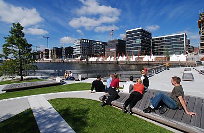 011_15770 - Besucher der Marco Polo Terrassen sehen sich die moderne Architektur der Hamburger Hafencity an. 