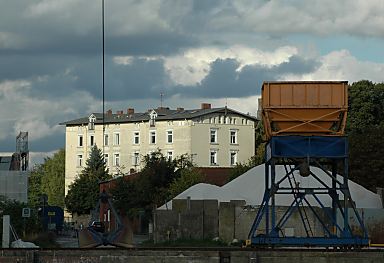 04_22774 - das Gelaende der Schlossinsel wird vorwiegend von gewerblichen Betrieben genutzt; Schuettgut am Lotsekai.