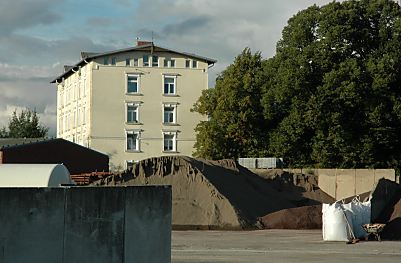 04_22775 - Lagerhof vor dem Schlossgelaende. 