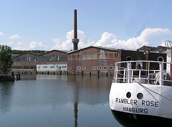 04_227827 - Blick vom Lotsehafen in den Ziegelwiesenkanal; historische Lagerhuser und hoher Schornstein. 