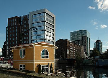 04_227788 - Blick vom Lotsekai Richtung Bahnhofskanal; im Vordergrund ein Hausboot.