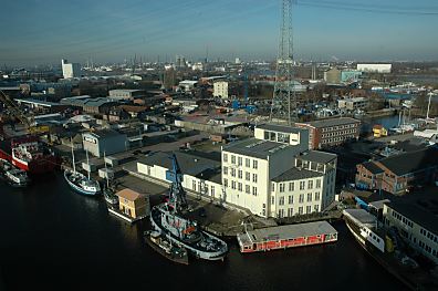 04_227793 - Blick ber die Harburger Schlossinsl; im Vordergrund der Lotsekanal - in der Bildmitte das Schlossgebaeude. 