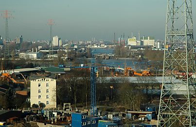 04_22794 - vorne links das Harburger Schloss; im Hintergrund verluft die Sderelbe, dahinter die Schleuse vom Reiherstieg. 