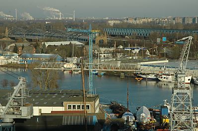 04_22790 - Blick ber die Schlossinsel zu den historischen Harburger Elbbrcken, dahinter die Europabruecke. 