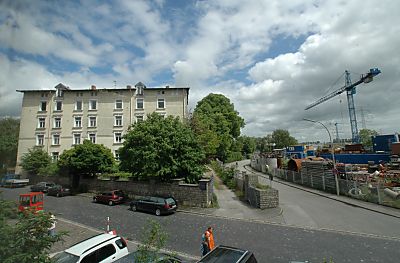 04_23419 - Blick auf das Gelnde um das Harburger Schloss; rechts ein Baukran. 