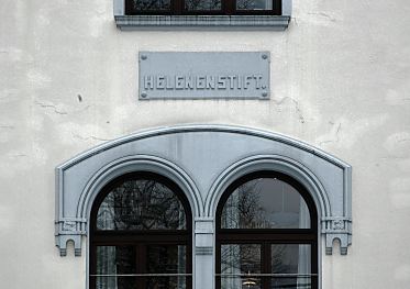 04_22757 - Helenenstift, Detailansicht - Schrifttafel und Bauschmuck der Fenster.