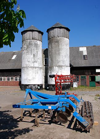 011_15859 - Gebude der Landwirtschaft, die auf der Insel betrieben wird; schon 1911 wurde hier ein Gefngnis eingerichtet und ab 1920 wurde es als Jugendgefngnis betrieben. 