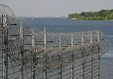 011_15867 - Blick ber den hohen Stacheldrahtzaun / Maschendrahtzaun zur Elbe auf der Schiffe zu erkennen sind; re. die Insel Nesand.  