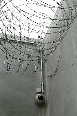 04_22870 - Stacheldrahtabsicherung auf der Gefngnismauer, Weitwinkel berwachungskamera.