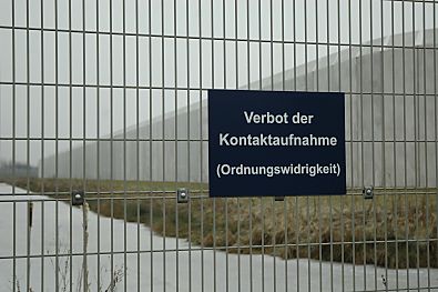 04_22872 - Hinweisschild "Verbot der Kontaktaufnahme (Ordnungswidrigkeit)" am usseren Gefngniszaun.