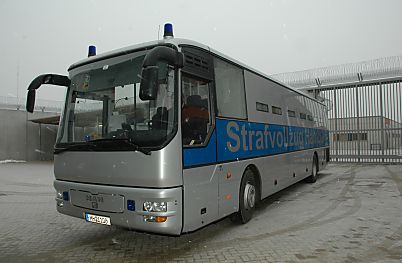 04_22873 - Strafvollzug Hamburg; Gefangenentransporter im Innenhof der Haftanstalt Billwerder.