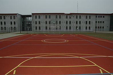 04_22877 - Sportplatz im Gefngnishof, im Hintergrund ein Gefngnistrakt.