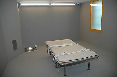 04_22886 - die Beruhigungszelle vom Hochsicherheitsgefängnis Hamburg Billwerder; Blick in den schallisolierten Raum; in der Mitte ein Bettgestell, in der Ecke ein Toilettenbecken mit Toilettepapier.