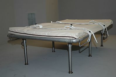 04_22887 - Bettgestell der Zelle, in der renitente Gefngnisinsassen ruhig gestellt werden; an dem Rahmen befinden sich Gurte und Handschellen, die zur Fixierung des Gefangenen verwendet werden.