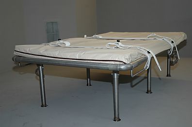 04_22887 - Bettgestell der Zelle, in der renitente Gefängnisinsassen ruhig gestellt werden; an dem Rahmen befinden sich Gurte und Handschellen, die zur Fixierung des Gefangenen verwendet werden.