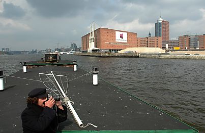 011_14772 Blick von der fahrenden Flussschifferkirche auf die Speicherstadt.