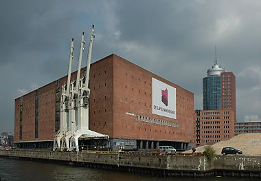 011_14774 Krne und Transparent, das fr die geplante Elbphilharmonie wirbt.