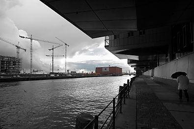 011_14776 Blick über den Sandtorhafen zum Kaispeicher; lks. eine Baustelle der HafenCity am Dalmannkai, re. schon fertig gestellten Gebäude am Sandtorkai.