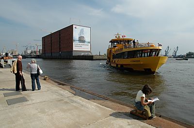 011_14777 Anleger Sandtorhöft; die Elbfähre nach Hamburg Finkenwerder legt am Ponton an - Fahrgäste warten auf das Schiff.