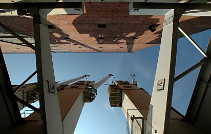 011_14780 die alten Hafenkrne werfen ihre Schatten an die Mauer vom Speicher Gebude.