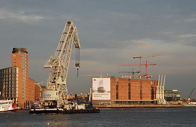 011_15422 ein Schwimmkran auf der Elbe; im Hintergrund die historischen Kräne vom Speicher und Baukräne.