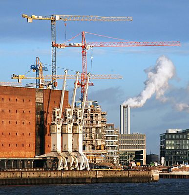 011_15423 das Kraftwerk Speicherstadt mit seinen dampfenden Schornsteinen. 