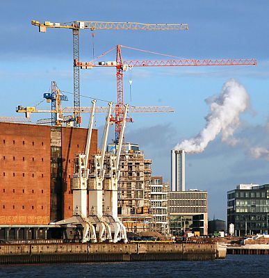 011_15423 das Kraftwerk Speicherstadt mit seinen dampfenden Schornsteinen. 