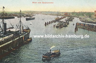 011_15426 Blick vom Dach des Kaiserspeichers auf die Elbe Richtung Landungsbrücken; lks. liegt ein Frachter auf Reede, im Vordergrund fährt eine Barkasse. (ca. 1903 )