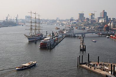 011_15427 Blick von der zukünftigen Aussichtsplattform der Elbphilharmonie; re. der Fähranleger Sandtor, im Hintergrund die Überseebrücke und St. Pauli Landungsbrücken.