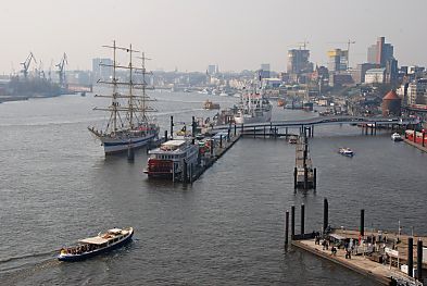 011_15427 Blick von der zuknftigen Aussichtsplattform der Elbphilharmonie; re. der Fhranleger Sandtor, im Hintergrund die berseebrcke und St. Pauli Landungsbrcken.