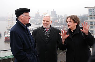 011_15428 Kultursenatorin Karin von Welck beschreibt dem Bundestagsprsidenten Norbert Lammert (lks.) auf dem Dach des Kaispeichers das Konzept der Elbphilharmonie. 