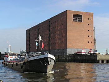 011_14752 der Kaispeicher A (2003) - ein Versorgungsschiff kommt aus dem Sandtorhafen.