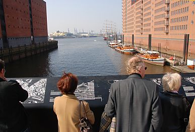 011_15431 auf der Sandtorhafenklappbrcke werden die Plne zum Umbau des Kaispeichers (lks.) gezeigt. 