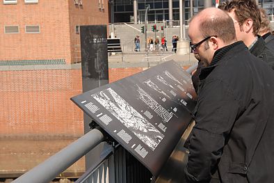 011_15432 Schautafeln zeigen die Entwicklung der Speicherstadt und das Modell der Elbphilharmonie.